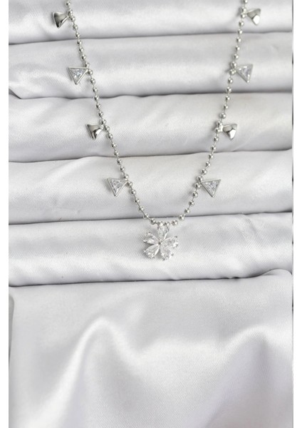 Pirinç Gümüş Renk Zirkon Taşlı Çiçek Model Kadın Kolye