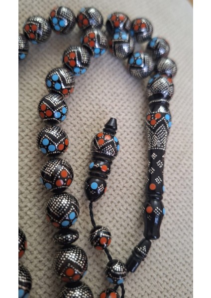 Mısır Yaserinden Yapılmış – Mercan ve Firuze Taşlı, Gümüş Işlemeli 925 Ayar El Yapımı Tesbih 12X12 mm Yuvarlak Biçimli fiyatları