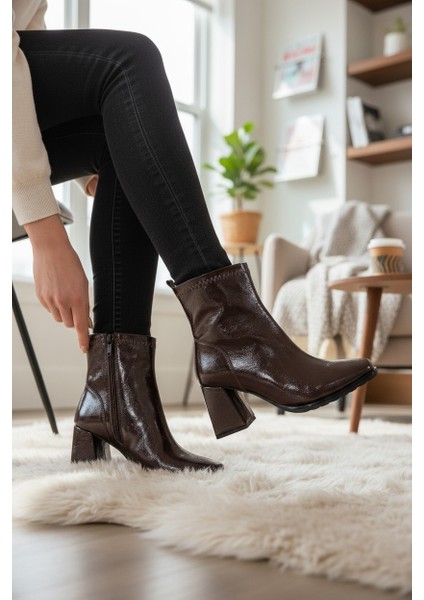 Yanki Kahve Rugan Fermuarlı Kare Burun Kadın Çizme