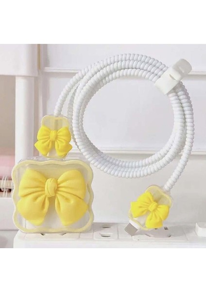 Psr Aksesuar (3566) Şarj Aleti Kılıfı & Kablo Koruyucu Set – 18W/20W Uyumlu | Kurdele Figürlü Adaptör Kılıfı, Kablo Düzenleyici, Şarj Ucu Koruyucu Set (Sarı)