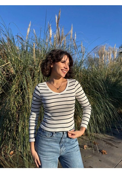 Sptrns V Yaka Çizgili Bluz Beyaz A3699 (Beden: S)