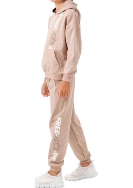 Erkek Çocuk Free Koordinat Yazılı Kapüşonlu Kanguru Cepli Bej Renk Eşofman Takımı fiyatları