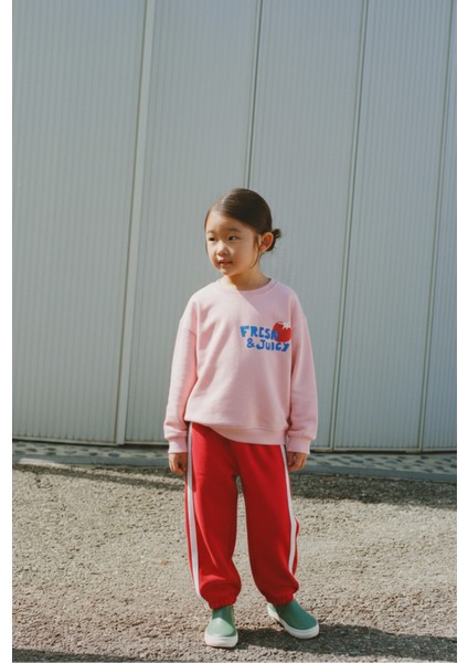Kız Çocuk Pamuklu Pembe Baskılı Sweat & Kırmızı Eşofman Altı Takımı – Şerit Detaylı