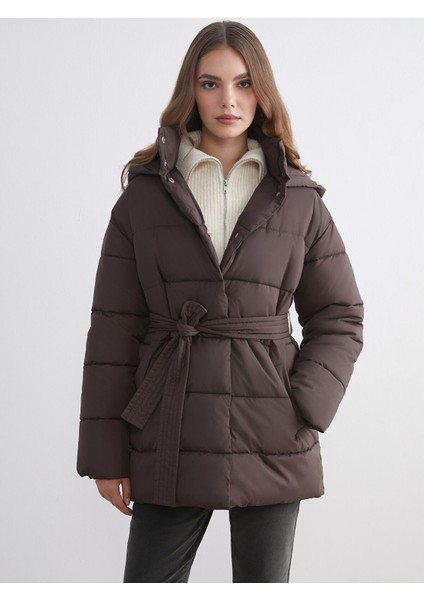 Yeni Sezon Kapüşonlu Beli Kuşaklı Kadın Şişme Mont