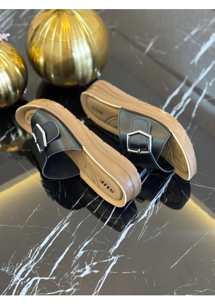 Sue Kadın Siyah Tokalı Rahat Ortopedik Anatomik Yumuşak Taban Günlük Terlik – Kaymaz Tabanlı Şık Yazlık Ev Dış Mekan Kullanıma Uygun Konforlu Model modelleri