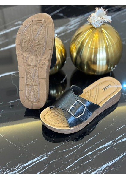 Sue Kadın Siyah Tokalı Rahat Ortopedik Anatomik Yumuşak Taban Günlük Terlik – Kaymaz Tabanlı Şık Yazlık Ev Dış Mekan Kullanıma Uygun Konforlu Model fırsatları