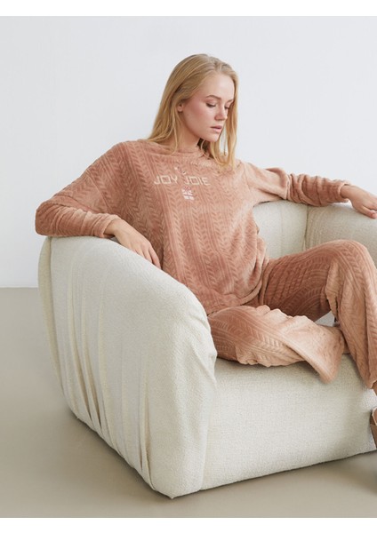 Yeni Sezon Bisiklet Yaka Nakışlı Kadın Pelüş Pijama Takımı