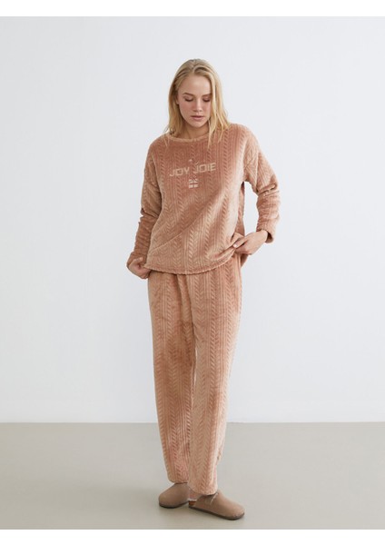 Yeni Sezon Bisiklet Yaka Nakışlı Kadın Pelüş Pijama Takımı fiyatları