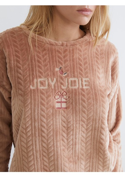 Yeni Sezon Bisiklet Yaka Nakışlı Kadın Pelüş Pijama Takımı modelleri