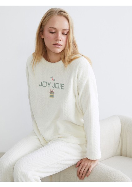 Yeni Sezon Bisiklet Yaka Nakışlı Kadın Pelüş Pijama Takımı fiyatları