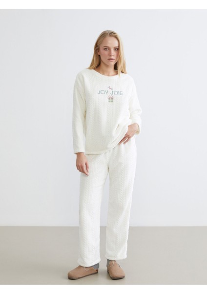 Yeni Sezon Bisiklet Yaka Nakışlı Kadın Pelüş Pijama Takımı modelleri