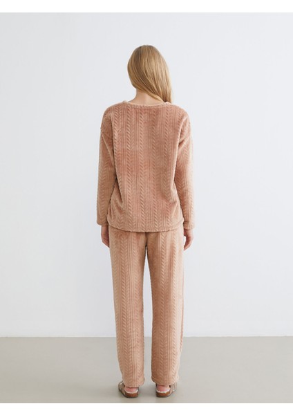 Yeni Sezon Bisiklet Yaka Nakışlı Kadın Pelüş Pijama Takımı fırsatları