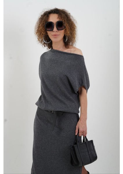 Füme Asimetrik Yaka Kemerli Yünlü Triko Elbise fiyatları