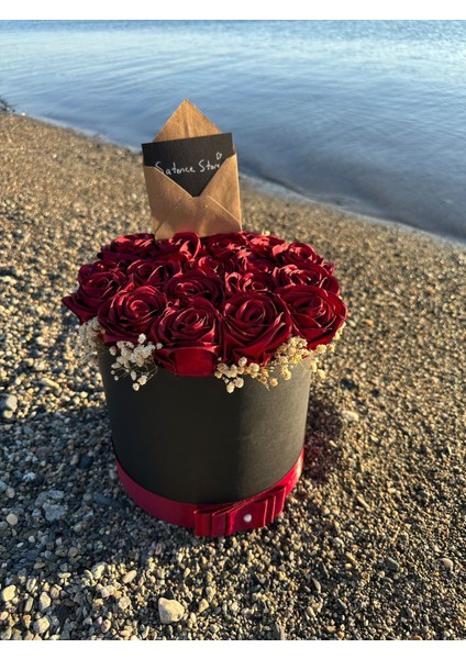 Isteme Çiçeği-17'li Solmayan Bordo Saten Gül Kutusu modelleri
