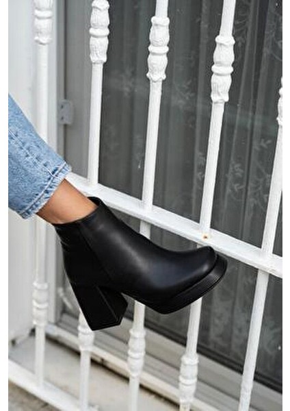 Küt Burunlu Platform Topuklu Bot - Siyah