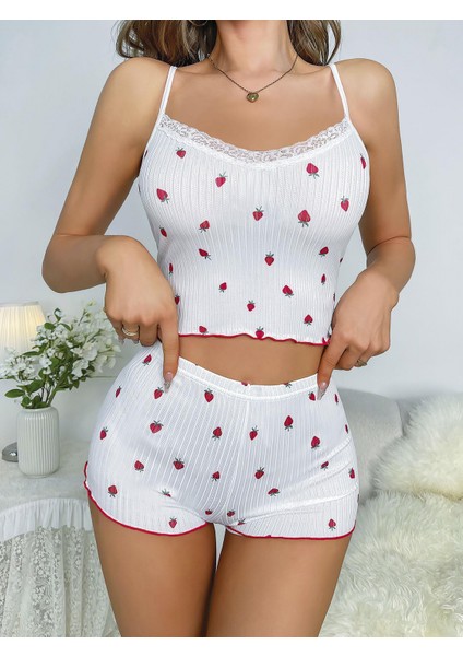 - Beyaz Üstüne Çilek Desenli Askılı Şortlu Pijama Takımı