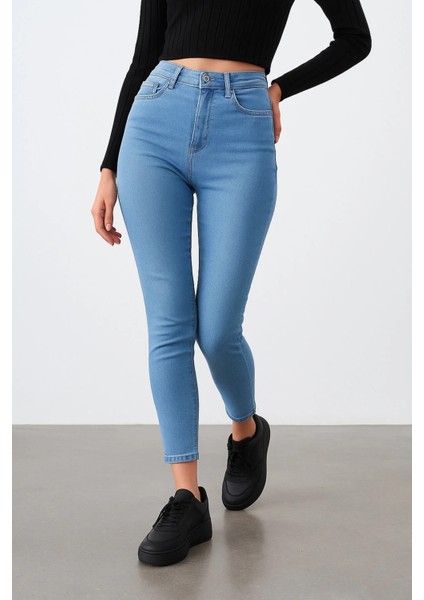 Dar Paça Yüksek Bel Kadın Jean Slim Fit Kot Pantolon – Esnek Denim, Şık Siluet, Günlük ve Ofis Kullanımı Için Mavi - Siyah Renk