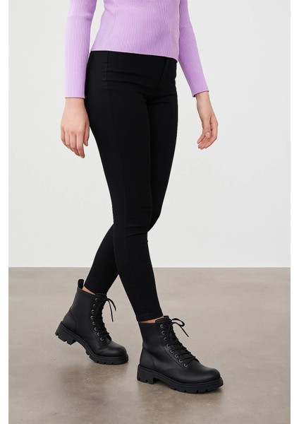 Dar Paça Yüksek Bel Kadın Jean Slim Fit Kot Pantolon – Esnek Denim, Şık Siluet, Günlük ve Ofis Kullanımı Için Mavi - Siyah Renk