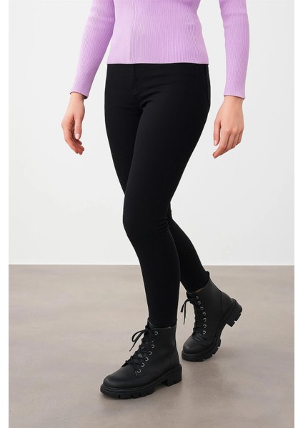 Dar Paça Yüksek Bel Kadın Jean Slim Fit Kot Pantolon – Esnek Denim, Şık Siluet, Günlük ve Ofis Kullanımı Için Mavi - Siyah Renk