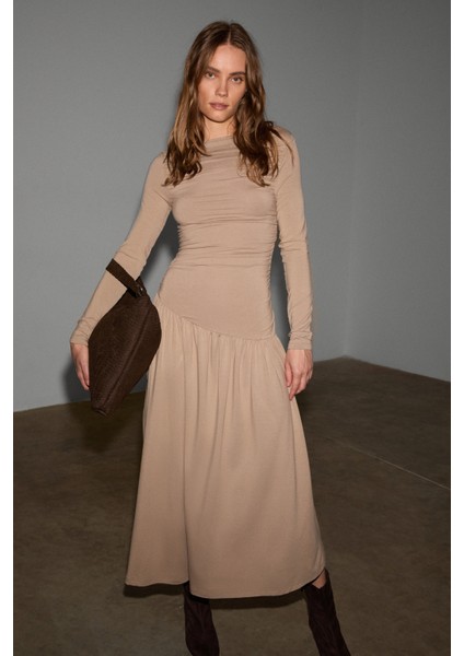Commeny Kadın Balerin Yakalı Esnek Kumaşlı Vücuda Oturan Büzgü Detaylı Bej Elbise
