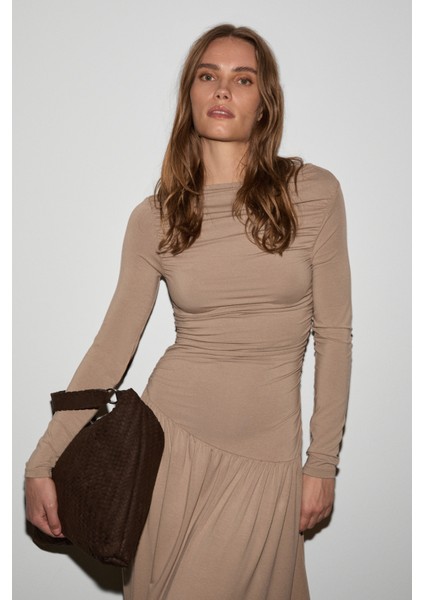 Commeny Kadın Balerin Yakalı Esnek Kumaşlı Vücuda Oturan Büzgü Detaylı Bej Elbise modelleri