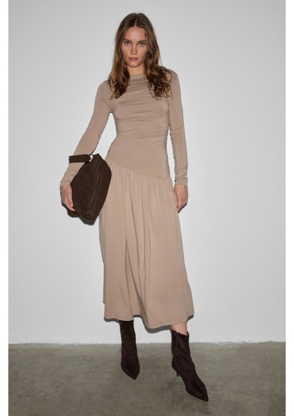 Commeny Kadın Balerin Yakalı Esnek Kumaşlı Vücuda Oturan Büzgü Detaylı Bej Elbise fırsatları