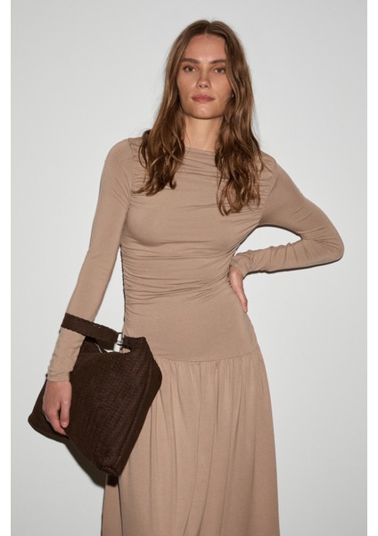Commeny Kadın Balerin Yakalı Esnek Kumaşlı Vücuda Oturan Büzgü Detaylı Bej Elbise indirimleri
