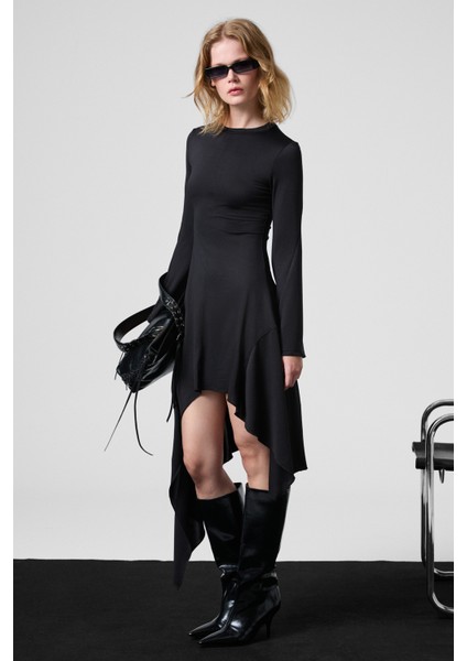 Ugetro Kadın Yuvarlak Yakalı Esnek Kumaşlı Dikiş ve Asimetrik Etek Ucu Detaylı Mini Siyah Elbise