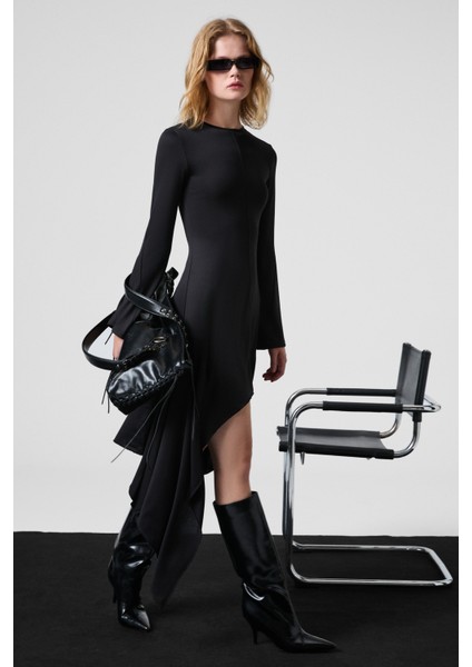 Ugetro Kadın Yuvarlak Yakalı Esnek Kumaşlı Dikiş ve Asimetrik Etek Ucu Detaylı Mini Siyah Elbise modelleri