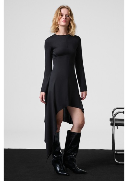 Ugetro Kadın Yuvarlak Yakalı Esnek Kumaşlı Dikiş ve Asimetrik Etek Ucu Detaylı Mini Siyah Elbise fırsatları
