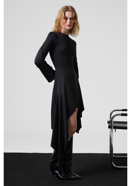 Ugetro Kadın Yuvarlak Yakalı Esnek Kumaşlı Dikiş ve Asimetrik Etek Ucu Detaylı Mini Siyah Elbise indirimleri