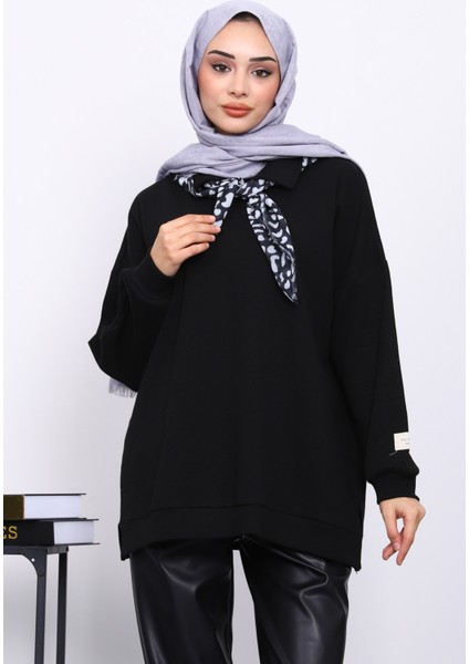 Siyah Fular Detaylı Yakalı Tunik