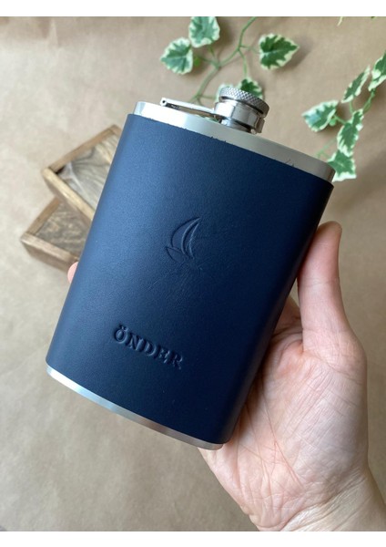 (Isim Yazıyoruz) El Dikişi Deri Kaplamalı Çelik Viski Kanyak Içki Matarası ve Huni - 9oz 266ML modelleri