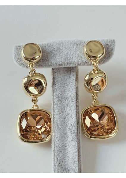 Açık Pembe Tonlarında Kare Şekilli Sallantılı Gold Küpe modelleri