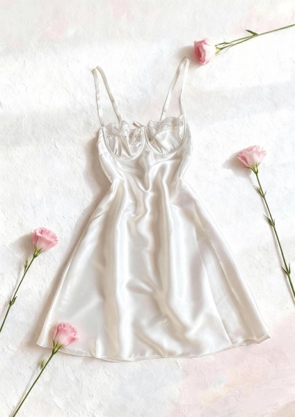 Göğüs Dantel Detaylı Saten Gecelik