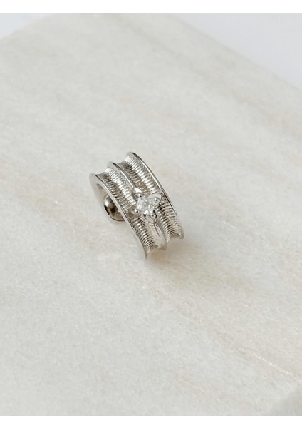 Ortası Parlak Çiçek Detaylı Kalın Silver Earcuff modelleri