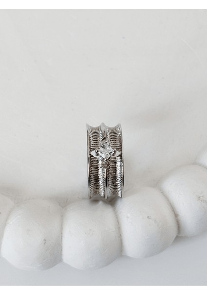 Ortası Parlak Çiçek Detaylı Kalın Silver Earcuff fırsatları