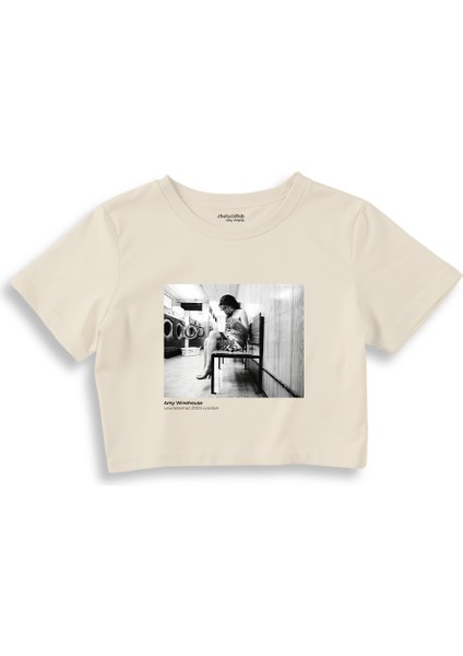 Amy Winehouse At The Laundromat 2004 Crop Tişört - Ekru