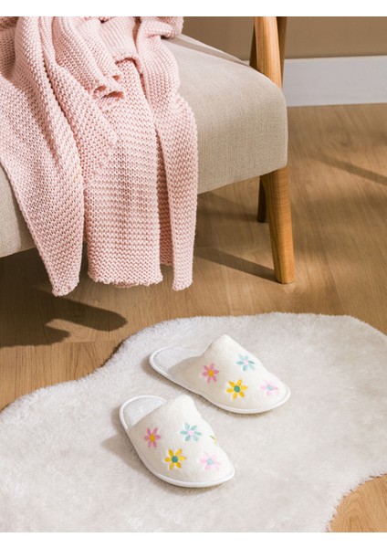 Yeni Sezon Çiçek Nakışlı Kadın Ev Terliği