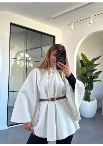 Kadın Beyaz Düğme Detaylı Kemerli Buklet Kumaş Kaşe Panço
