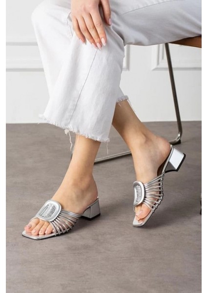 Yzlal Anca Gümüş Rugan Topuklu Terlik (Numara: 39) fiyatları