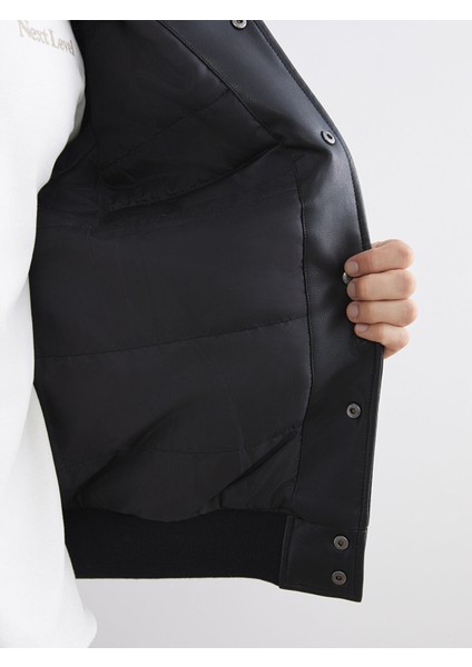 Yeni Sezon Kolej Yaka Nakışlı Erkek Deri Görünümlü Ceket fırsatları