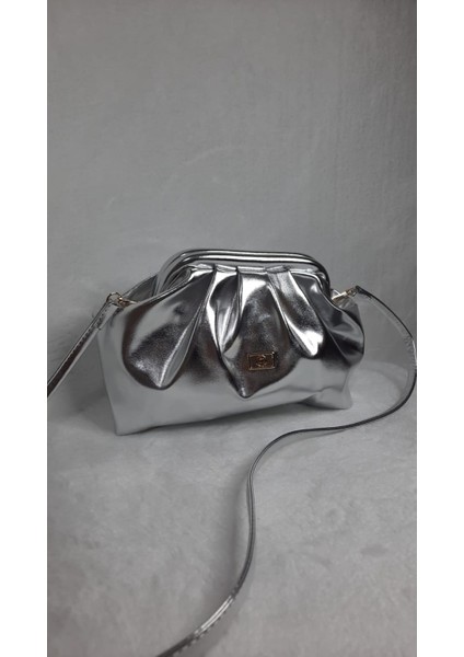 Büzgülü Çapraz Askılı Kadın Parlak Günlük ve Abiye El ve Omuz Çantası