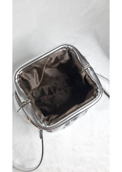 Büzgülü Çapraz Askılı Kadın Parlak Günlük ve Abiye El ve Omuz Çantası fiyatları