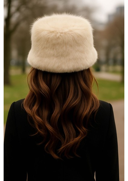Kadın Tüylü Peluş Kışlık Şapka – Soğuk Havalar Için Trend ve Sıcak Tasarım
