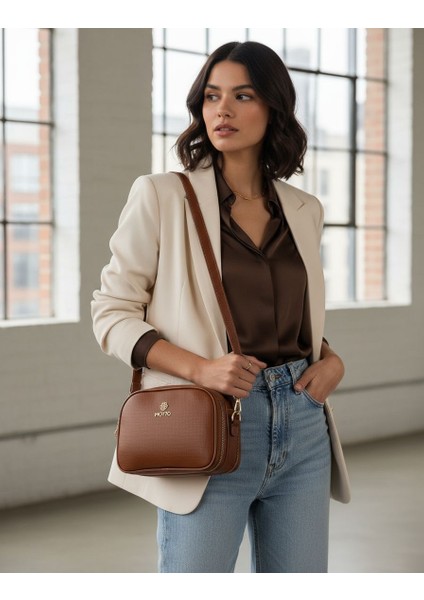 Üç Bölmeli Açık Kahverengi Çapraz Çanta