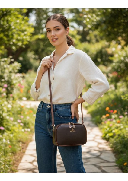 Üç Bölmeli Koyu Kahverengi Çapraz Çanta