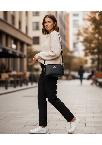 Üç Bölmeli Siyah Çapraz Çanta