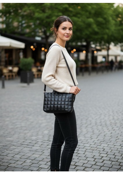 Kapitone Üç Gözlü Siyah Omuz Çanta