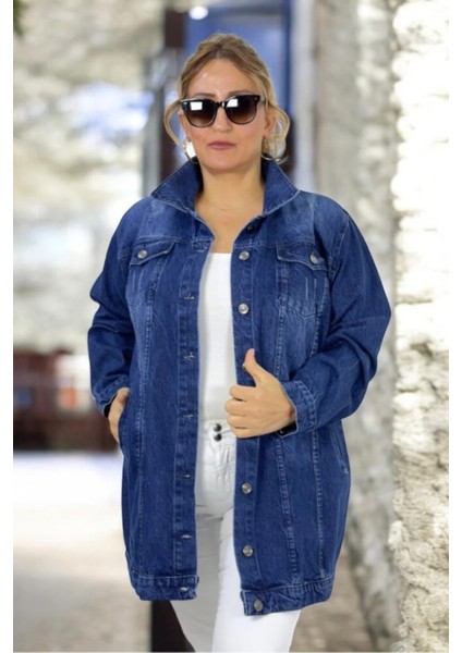 Metal Düğmeli Yanlarda ve Çift Göğüs Cepli Ara Boy Büyük Beden Kot Ceket